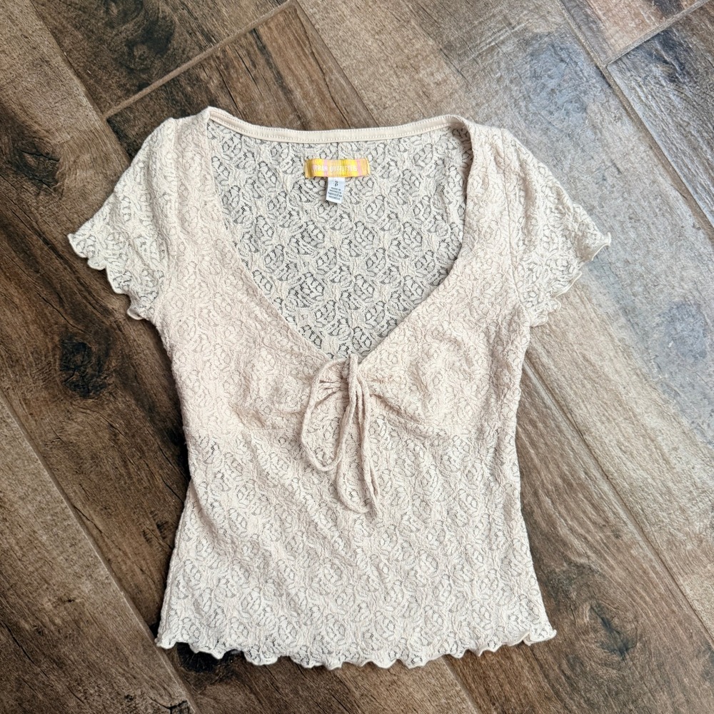 Urban Outfitters Womens Quinn Lace Short Sleeve Lettuce Hem Top, Cream,S
